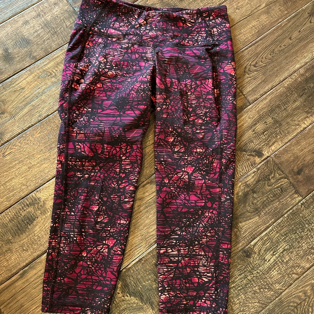 Ladies Old Navy active go dry knee length colourful leggings sz M